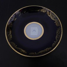 Une sous tasse en porcelaine