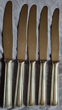 5 couteaux de table en métal argenté et lames inox de style art déco
