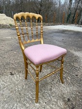 Chaise doré tapissée de