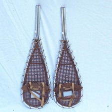 Raquettes À Neige En Plastique, Métal Et Cuir Décor De Cabane