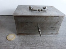 ancien petit coffre de sureté