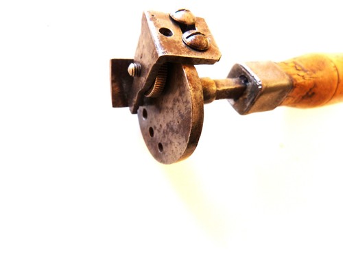 Ancien outil coupe lacet - coupe,