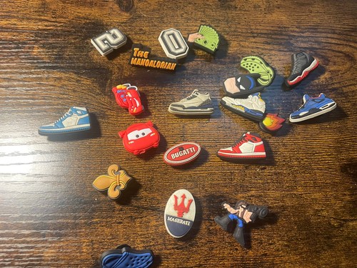 Lot mixed croc pins - of,