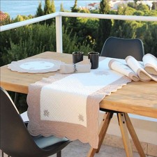 Chemin de table boutis brodé