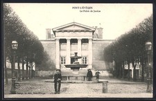 CPA Pont-l´Évêque, Le Palais de Justice et la fontaine centrale 