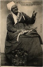 Old postcard La Plumeuse de Poulets - Vieille Vendéenne (112666)