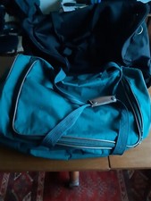 deux sacs de voyage avec des