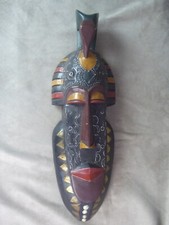 MASQUE AFRICAIN en bois. Peint