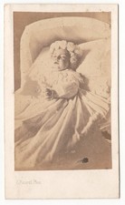 Post mortem Bébé dans un