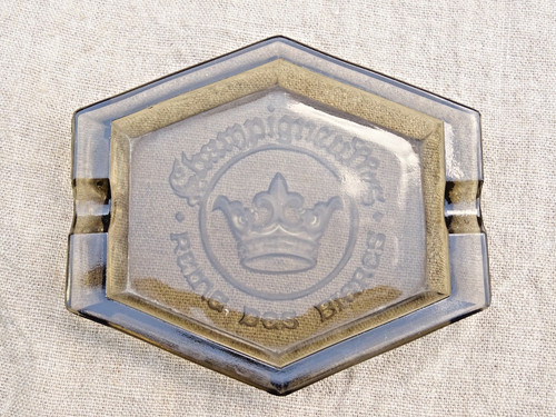 Ancien cendrier verre - , pressé