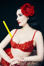 PHOTO taille au choix DITA VON