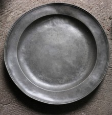 ancien grand plat en etain avec armoirie 3.3kgs 45cm