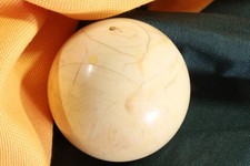 Ancienne boule de billard blanche avec veines. 3 boule de billard blanc...