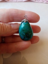 Un pendentif en pierre semi