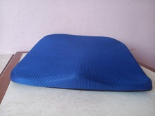 coussin épais bleu ergonomique pour siège ou autre.