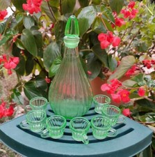 ANCIEN SERVICE À LIQUEUR CARAFE + 7 PETITS VERRES VERTS 