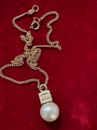 Collier pendentif cube - , perles