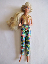 BARBIE en HAUT DORE et PANTALON BRILLANT + BAGUE + BOUCLES D'OREILLES - 99-4