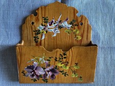 ANCIEN PORTE COURRIER MURAL EN BOIS ET PEINTURE FLEURS.