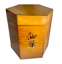 Ancienne Boite à thé Chinoise en bois, . Signée.