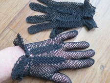 PAIRE DE GANTS EN DENTELLE NOIRE T.B.E.  TAILLE 6/7