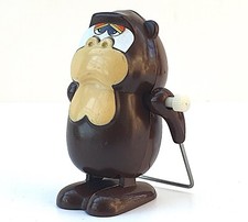 SINGE TRISTE SAUTANT À LA CORDE    ANCIEN JOUET MÉCANIQUE BANDAI   FONCTIONNE