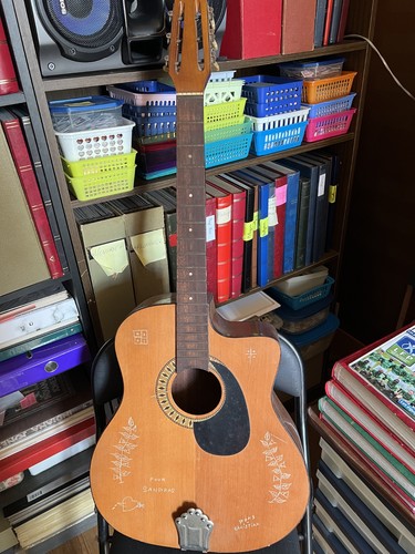 Guitare sèche fait main sans