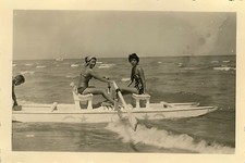ANTIQUE PHOTO - VINTAGE SNAPSHOT - SEXY WOMEN'S BOAT FUNNY RAFT ROWER - BOAT