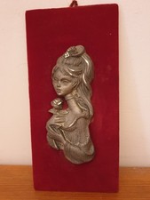 Tableau en relief en étain d'une jeune fille à la rose sur velours rouge