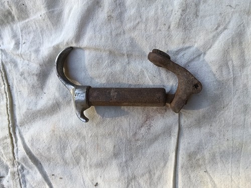 Attache capot voiture - attache,