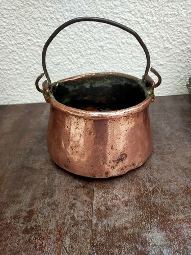 Très ancienne petit - très, chaudron