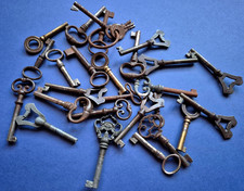 Lot de 28 Clés Anciennes