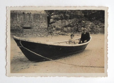 Père fils assis barque bateau