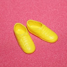 Paire de chaussures /  baskets jaunes poupée Barbie Mattel vintage