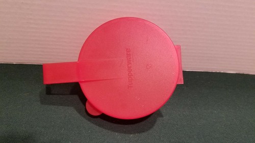 Tupperware red vegetable - red,