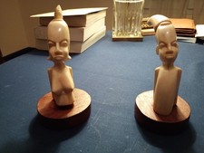 Statuettes africaines en corne sur socles en bois 
