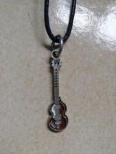 Guitare pendentif métal avec cordon réglable Format environ 0,8 cm x 3,4 cm 