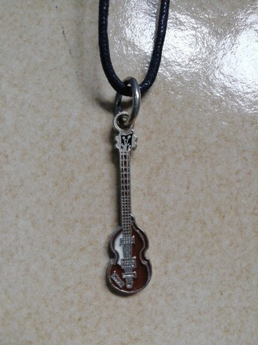Guitare pendentif métal avec