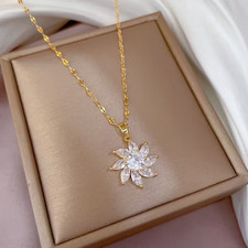 Collier chaîne plaqué or jaune pendentif fleur cristaux swarovski  + pochette