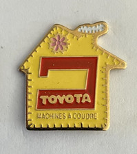 02 - Pin's Couture Machine à Coudre TOYOTA - sewing machine