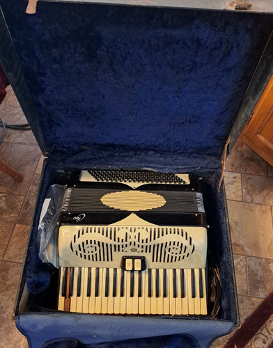 Vintage capri piano accordion - capri,