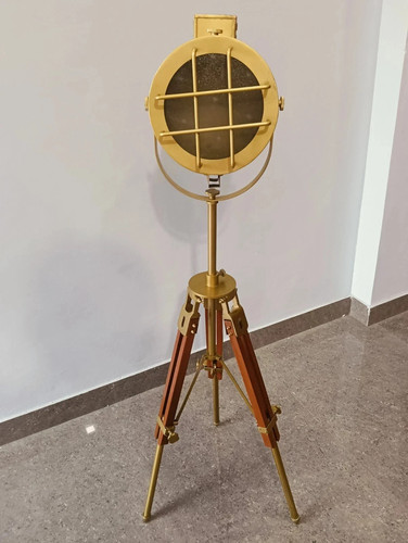 Ancien lampadaire trépied - , en