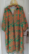 Robe verte à  motifs orange