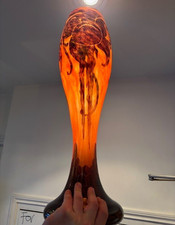 Important vase cornet sur base circulaire et à large col annulaire. décors Prune