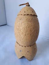 Oeuf en bois sculpté à décor d'animaux et fleurs, support et couvercle 