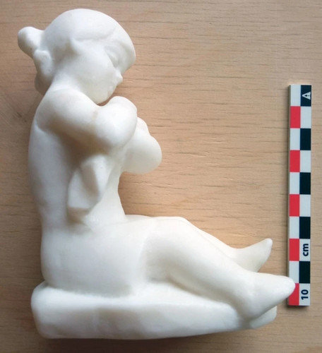 Fille russe avec une poupée