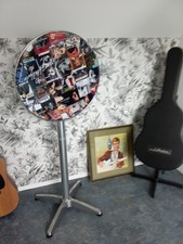 JOHNNY HALLYDAY mange debout