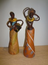 LOT DE 2 STATUETTES H. 20CM