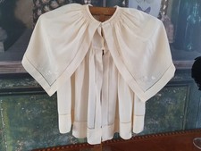 Robe en soie brodée manteau