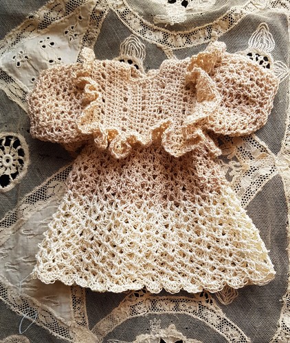 Jolie robe crochet poupée - jolie,